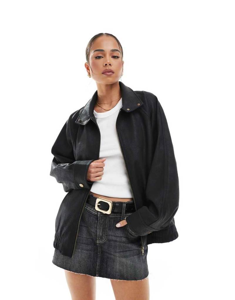 ASOS DESIGN - Bomberjacke in Schwarz in Lederoptik von ASOS DESIGN