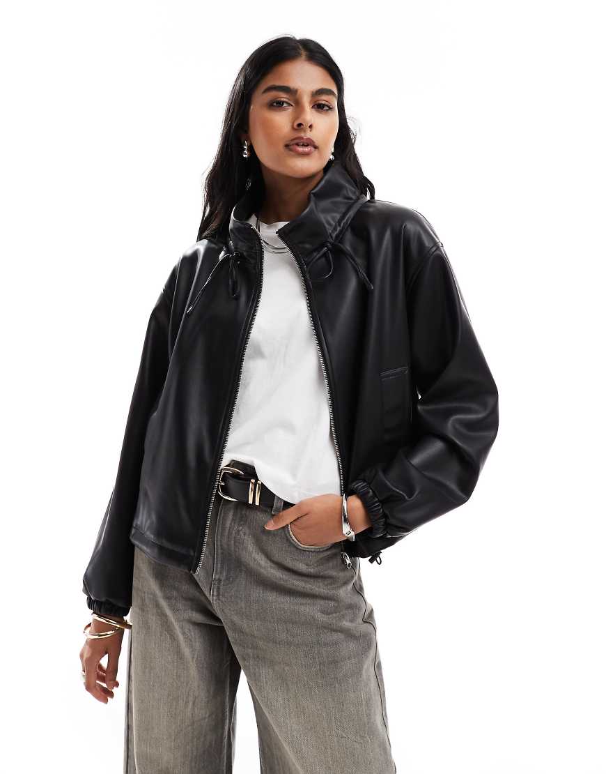 ASOS DESIGN - Bomberjacke in Schwarz mit Leder-Optik und gerafftem Trichterkragen ASOS DESIGN - Bomberjacke in Schwarz mit Leder-Optik und gerafftem Trichterkragen von ASOS DESIGN