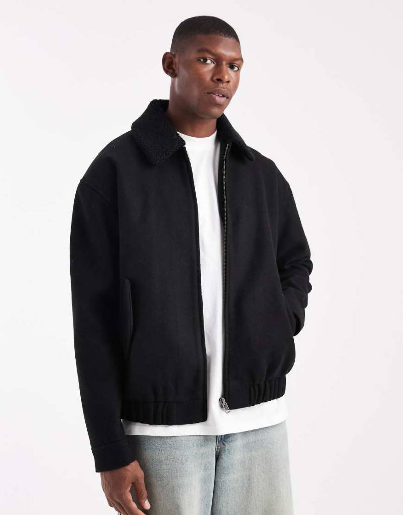 ASOS DESIGN - Bomberjacke in Schwarz mit Wolloptik und Teddyfell-Kragen von ASOS DESIGN