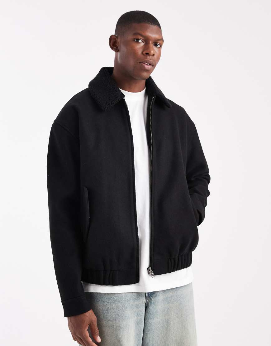 ASOS DESIGN - Bomberjacke in Schwarz mit Wolloptik und Teddyfell-Kragen von ASOS DESIGN