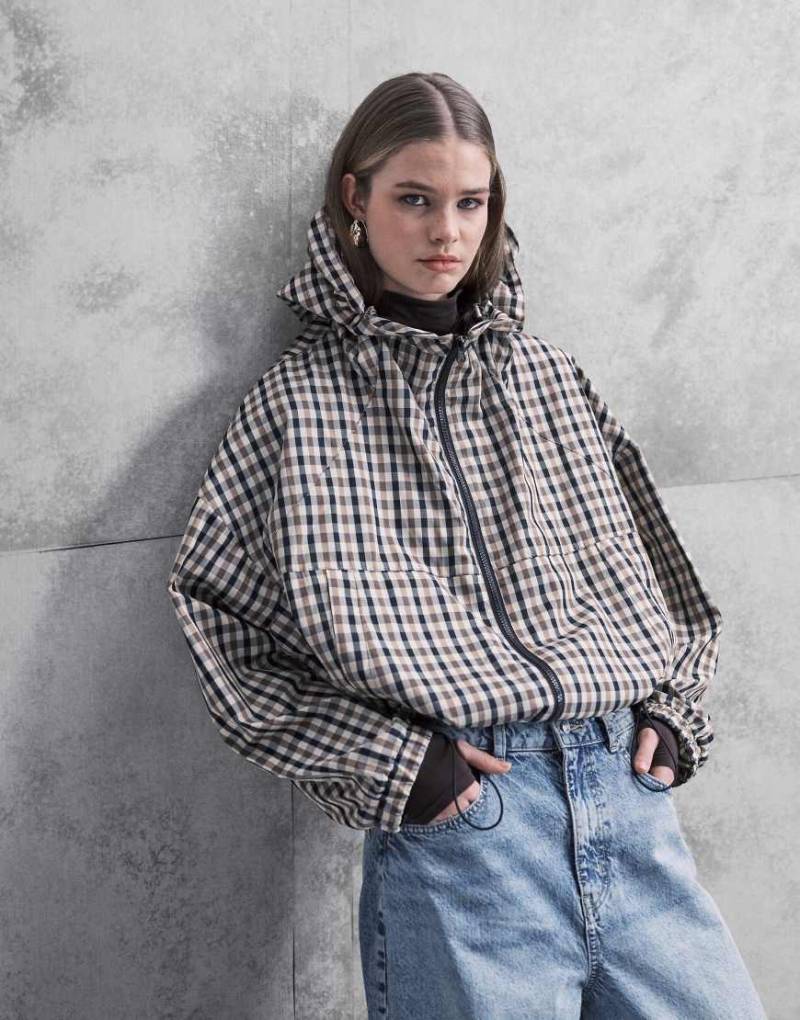 ASOS DESIGN - Bomberjacke in Steinbeige mit Ballonsaum, mehrfarbigem Karomuster und Kapuze-Neutral von ASOS DESIGN