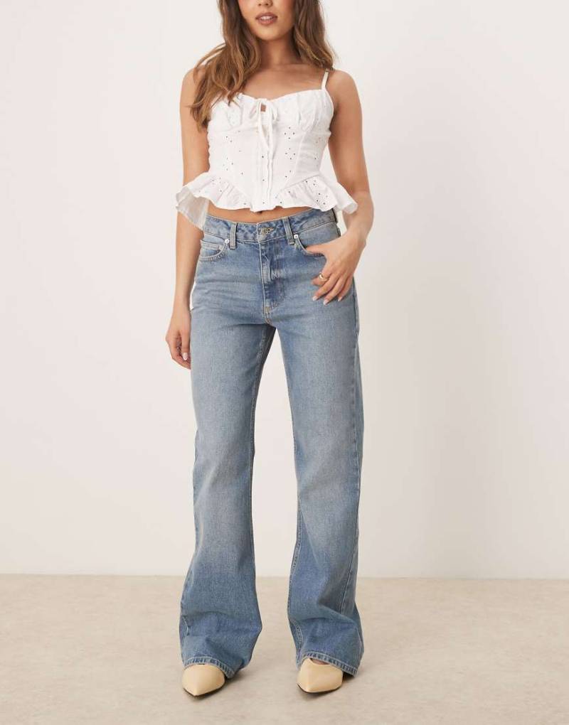 ASOS DESIGN - Bootcut-Jeans in verwaschenem Mittelblau von ASOS DESIGN