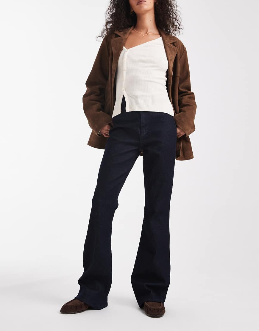 ASOS DESIGN - Bootcut-Schlagjeans in tintenblauer Waschung mit Fronttaschen-Detail-Marineblau von ASOS DESIGN