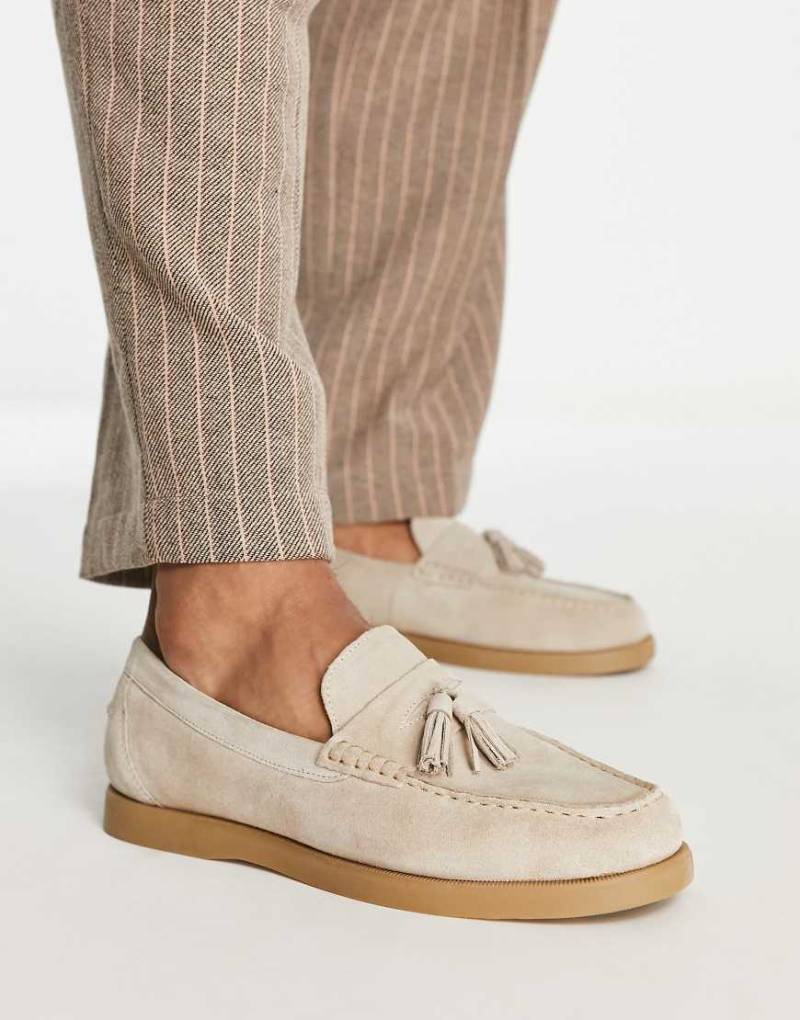ASOS DESIGN - Bootsschuhe aus Wildleder in Beige mit Kontrastsohle-Neutral von ASOS DESIGN