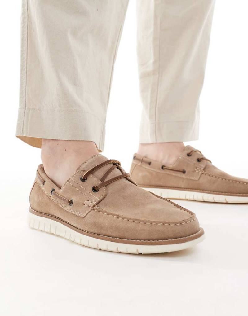 ASOS DESIGN - Bootsschuhe aus Wildleder in Steinbeige-Neutral von ASOS DESIGN