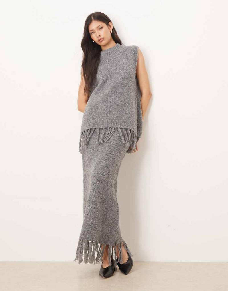 ASOS DESIGN - Bouclé-Maxirock in Anthrazit mit Fransen, Kombiteil-Grau ASOS DESIGN - Bouclé-Maxirock in Anthrazit mit Fransen, Kombiteil-Grau von ASOS DESIGN