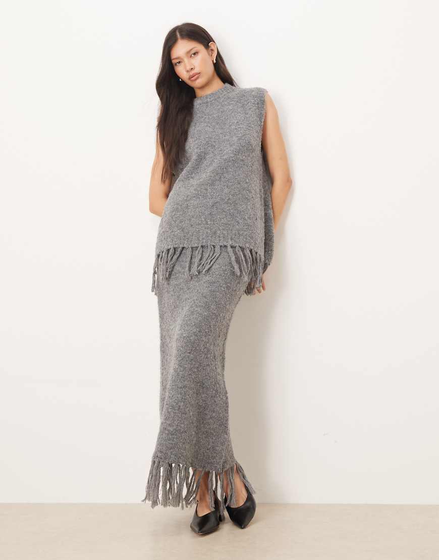ASOS DESIGN - Bouclé-Maxirock in Anthrazit mit Fransen, Kombiteil-Grau ASOS DESIGN - Bouclé-Maxirock in Anthrazit mit Fransen, Kombiteil-Grau von ASOS DESIGN