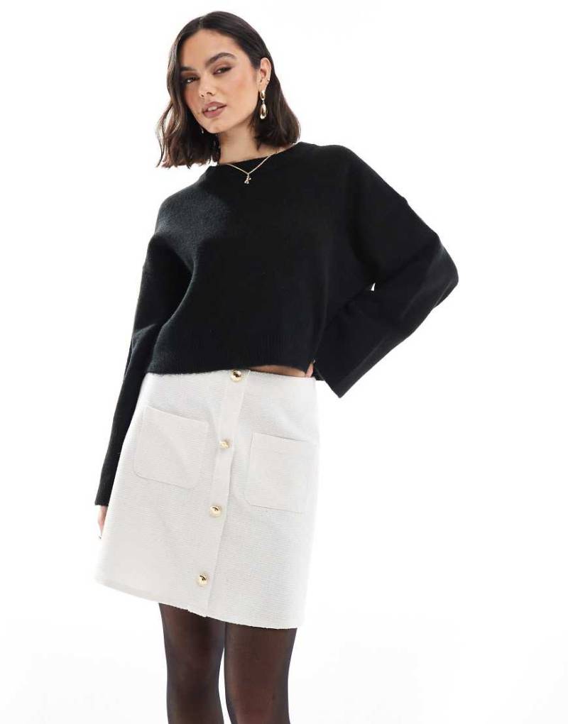 ASOS DESIGN - Bouclé-Minirock in Elfenbeinweiß mit Knopfleiste vorne von ASOS DESIGN