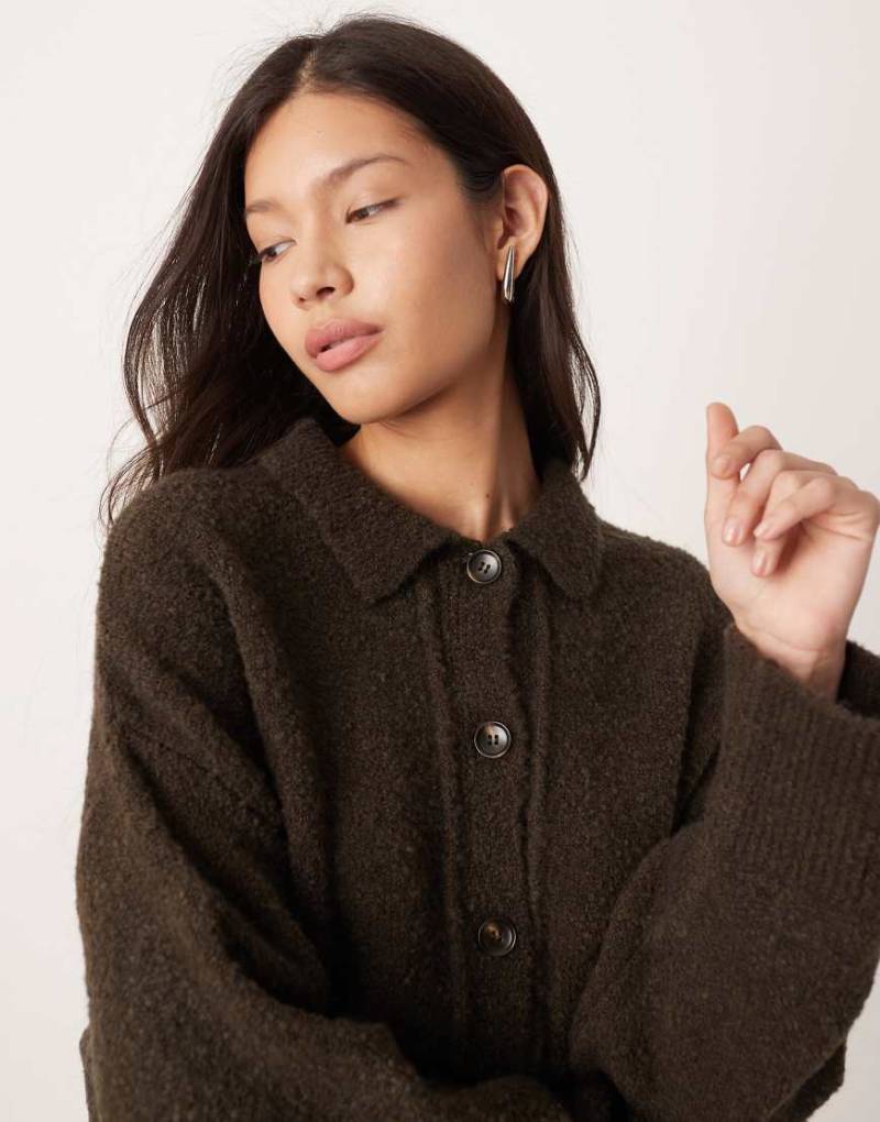 ASOS DESIGN - Bouclé-Strickjacke in Schokobraun mit Hemdkragen mit Ziernaht-Brown ASOS DESIGN - Bouclé-Strickjacke in Schokobraun mit Hemdkragen mit Ziernaht-Brown von ASOS DESIGN