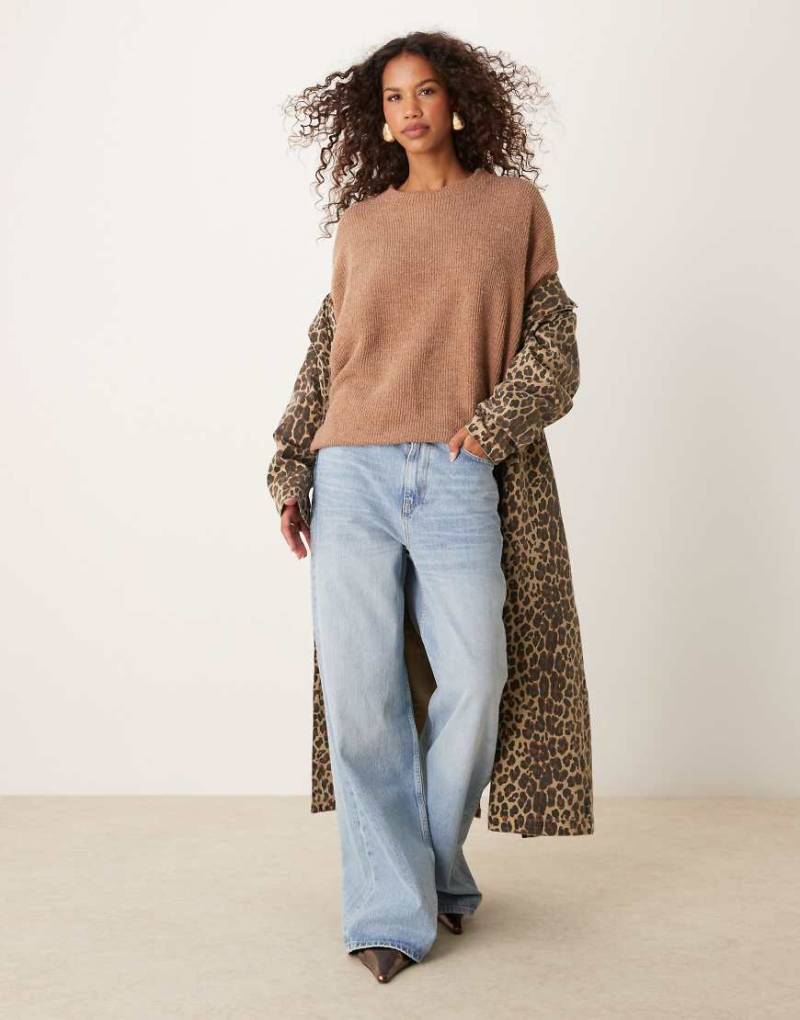 ASOS DESIGN - Bouclé-Strickpullover in Beige-Braun von ASOS DESIGN