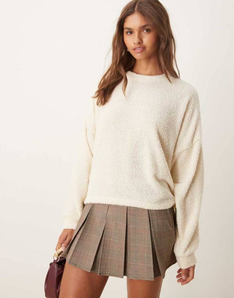 ASOS DESIGN - Bouclé-Strickpullover in Cremeweiß von ASOS DESIGN