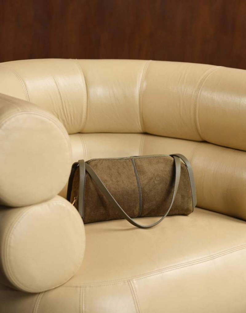 ASOS DESIGN - Bowler-Schultertasche aus Wildlederimitat in Khaki-Grün von ASOS DESIGN