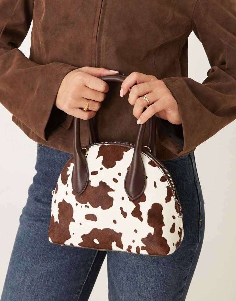 ASOS DESIGN - Bowler-Tasche aus Leder in Ponyfell- und Kuhfelloptik mit Tragegriff und abnehmbarem Umhängeriemen-Bunt von ASOS DESIGN