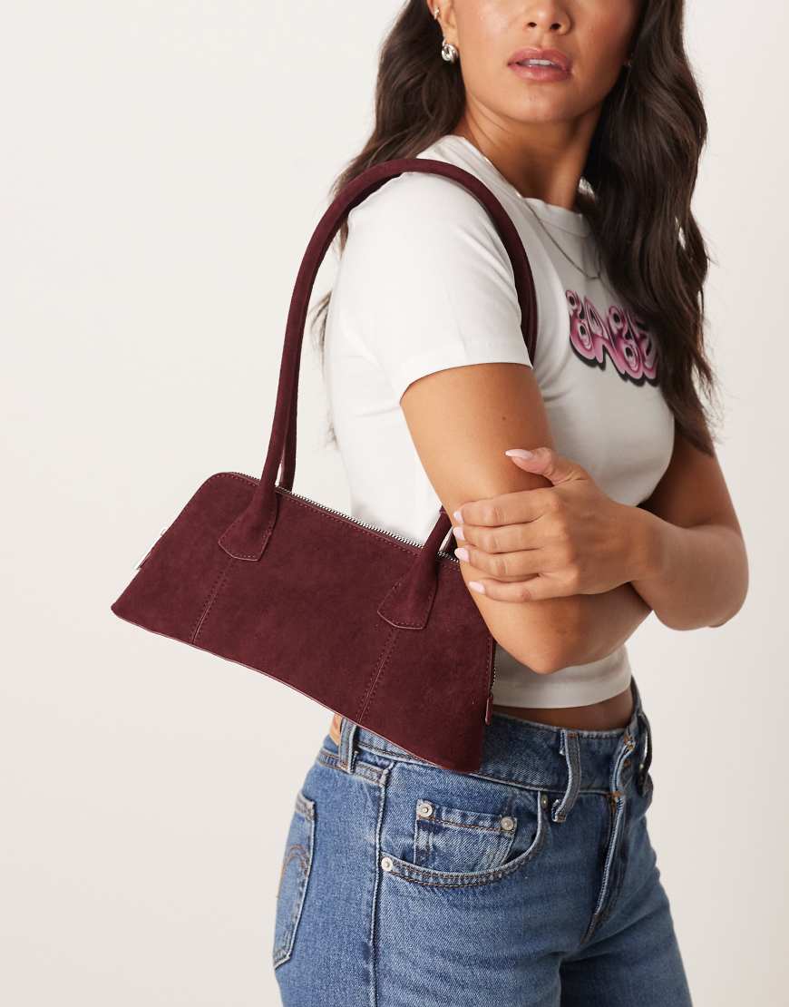 ASOS DESIGN - Bowler-Tasche aus Wildlederimitat in Burgunderrot mit länglichen Henkeln und abgerundetem Boden von ASOS DESIGN