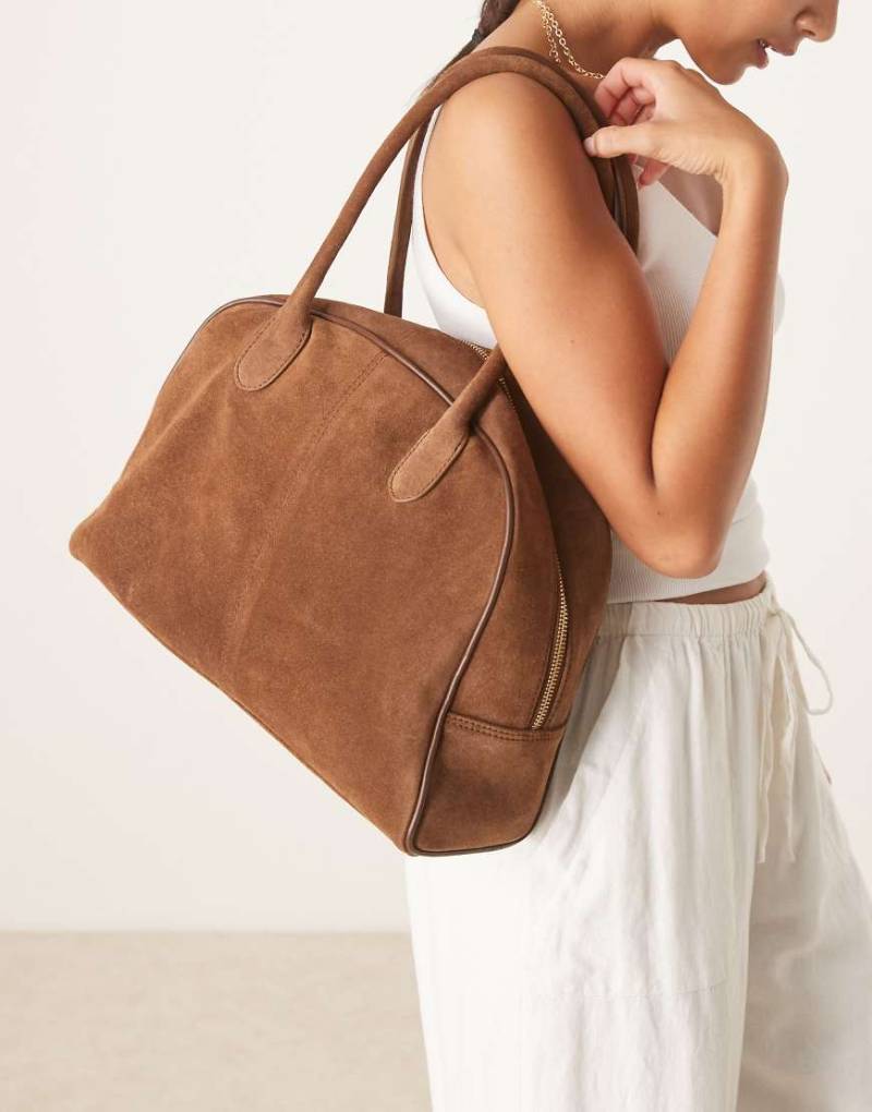 ASOS DESIGN - Hochwertige Bowling-Tragetasche aus Wildleder in Schokobraun von ASOS DESIGN