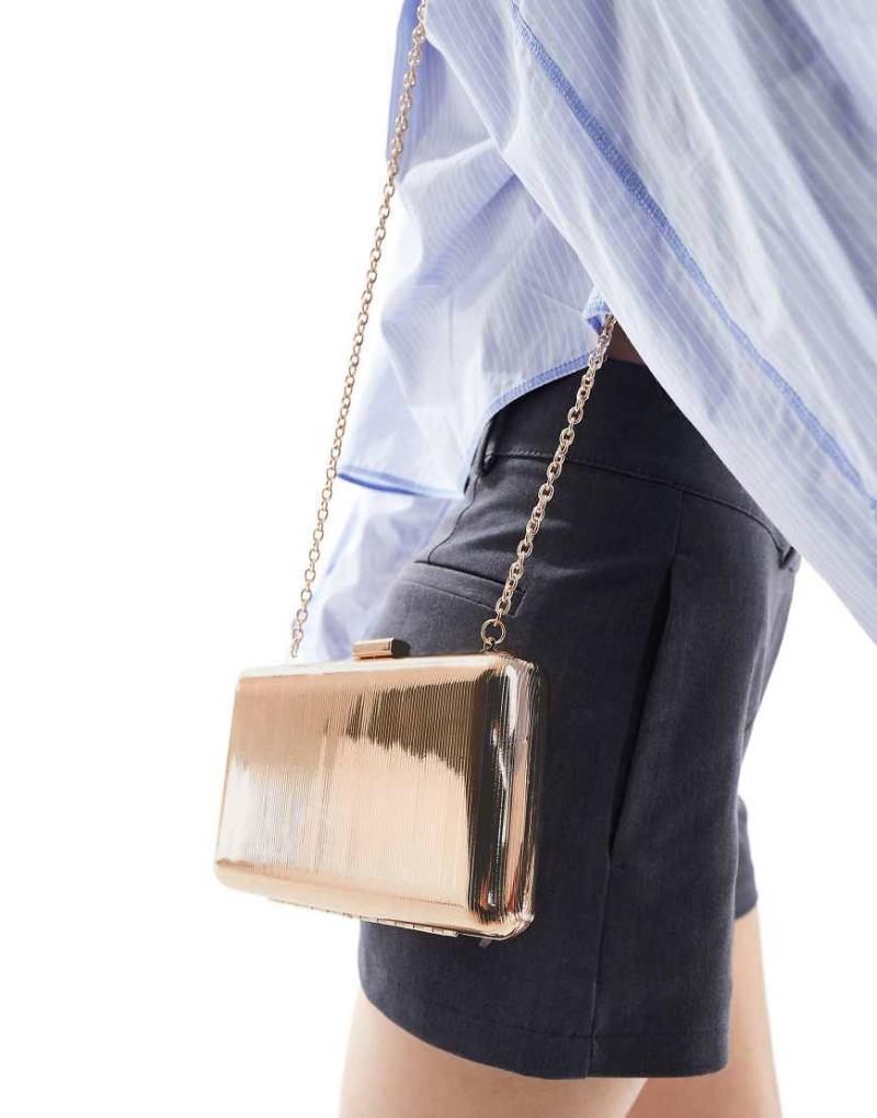ASOS DESIGN - Box-Clutch in Gold-Optik aus strukturiertem Metall-Goldfarben von ASOS DESIGN