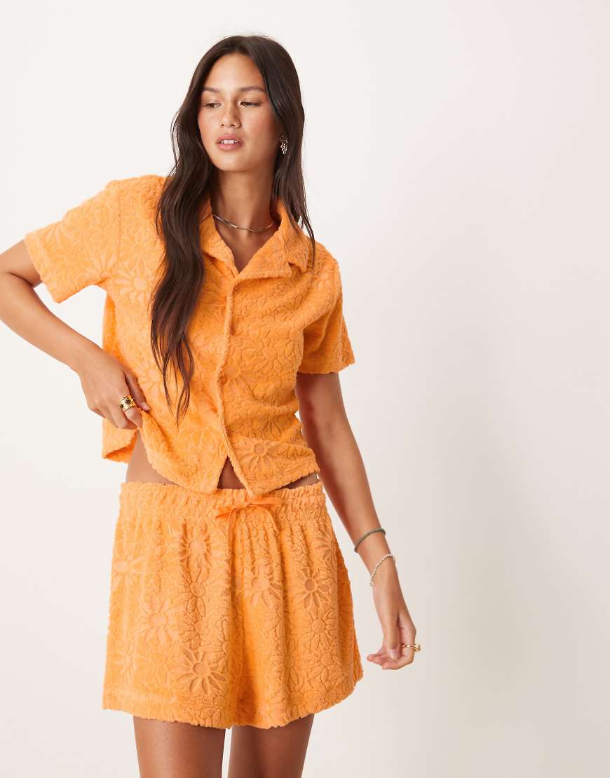 ASOS DESIGN - Boxershorts aus Frottee in Orange mit floraler Struktur, Kombiteil ASOS DESIGN - Boxershorts aus Frottee in Orange mit floraler Struktur, Kombiteil von ASOS DESIGN