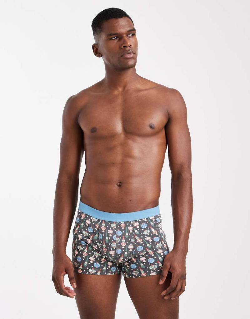 ASOS DESIGN - Boxershorts in Blau mit weihnachtlicher Deko-Grafik-Schwarz von ASOS DESIGN