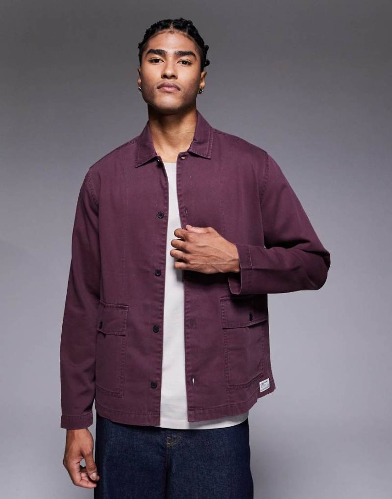 ASOS DESIGN - Boxy-Fit-Hemdjacke aus Twill in Burgunderrot mit Aufnäher-Detail von ASOS DESIGN