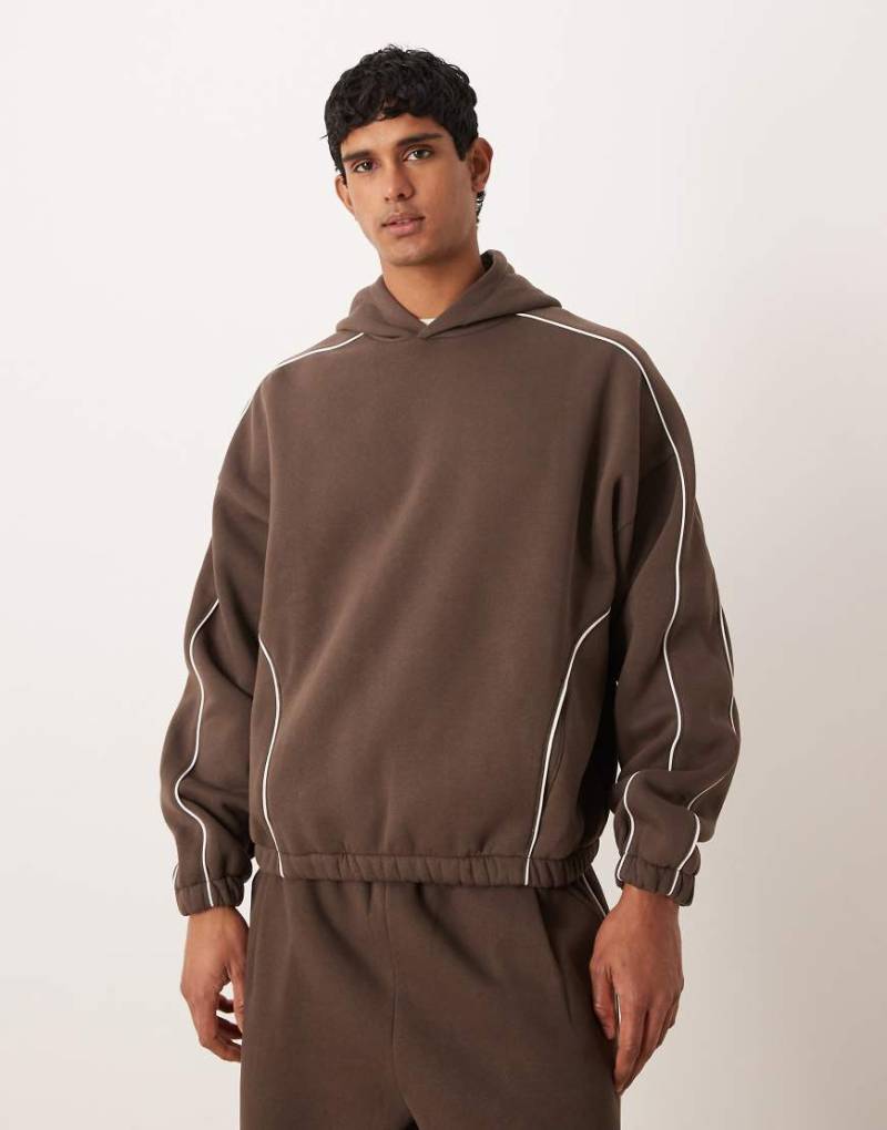 ASOS DESIGN - Boxy-Fit-Kapuzenpullover in Braun mit Paspelierung und extremer Oversize-Passform, Kombiteil-Brown von ASOS DESIGN