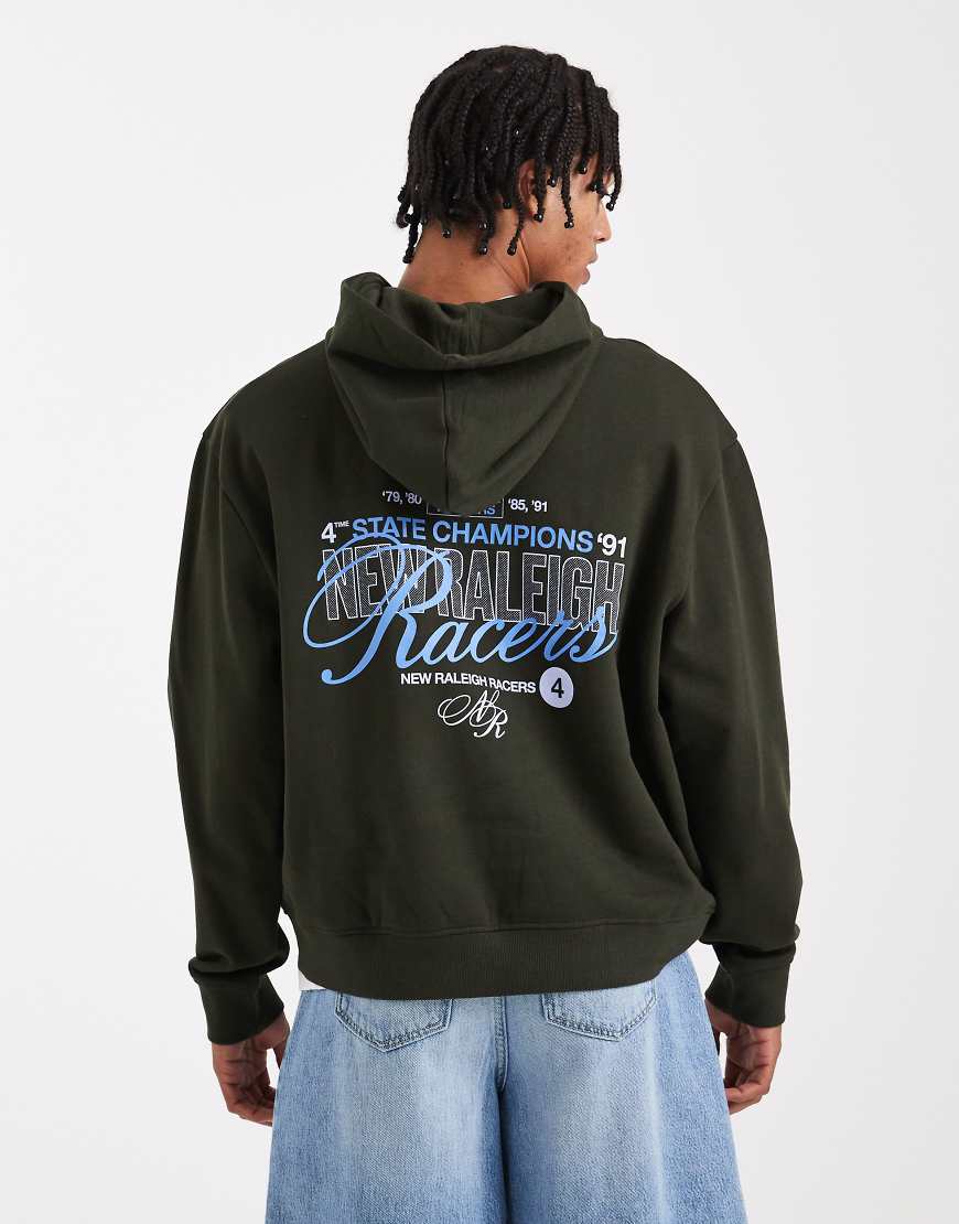 ASOS DESIGN - Boxy-Fit-Kapuzenpullover in Grün mit überschnittenen Schultern und Racer-Textprint von ASOS DESIGN
