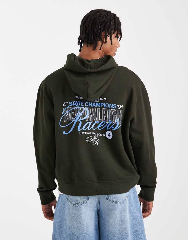ASOS DESIGN - Boxy-Fit-Kapuzenpullover in Grün mit überschnittenen Schultern und Racer-Textprint ASOS DESIGN - Boxy-Fit-Kapuzenpullover in Grün mit überschnittenen Schultern und Racer-Textprint von ASOS DESIGN