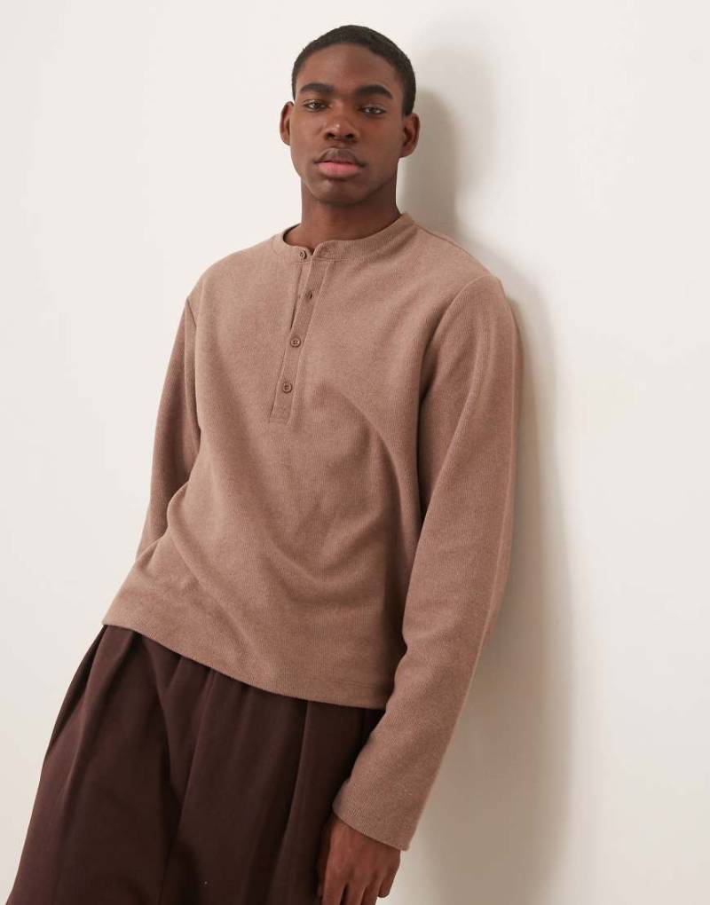 ASOS DESIGN - Boxy Fit Langarm-Shirt in Braun aus gebürstetem Rippstrick mit Henley-Ausschnitt von ASOS DESIGN