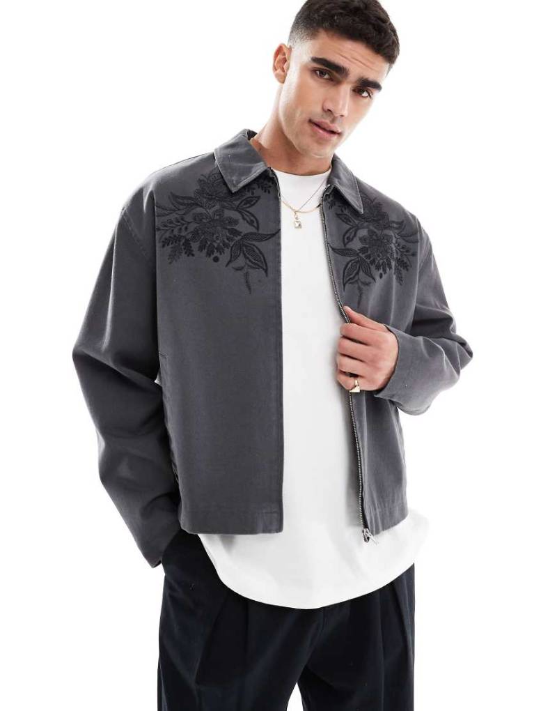 ASOS DESIGN - Kastige Harrington-Jacke in verwaschenem Grau mit Stickerei auf der Brust von ASOS DESIGN
