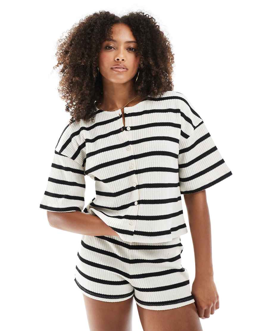 ASOS DESIGN - Boxy Fit Oversize-Hemd in Elfenbein mit Streifen und Cut-and-Sew-Design, Kombiteil-Weiß ASOS DESIGN - Boxy Fit Oversize-Hemd in Elfenbein mit Streifen und Cut-and-Sew-Design, Kombiteil-Weiß von ASOS DESIGN