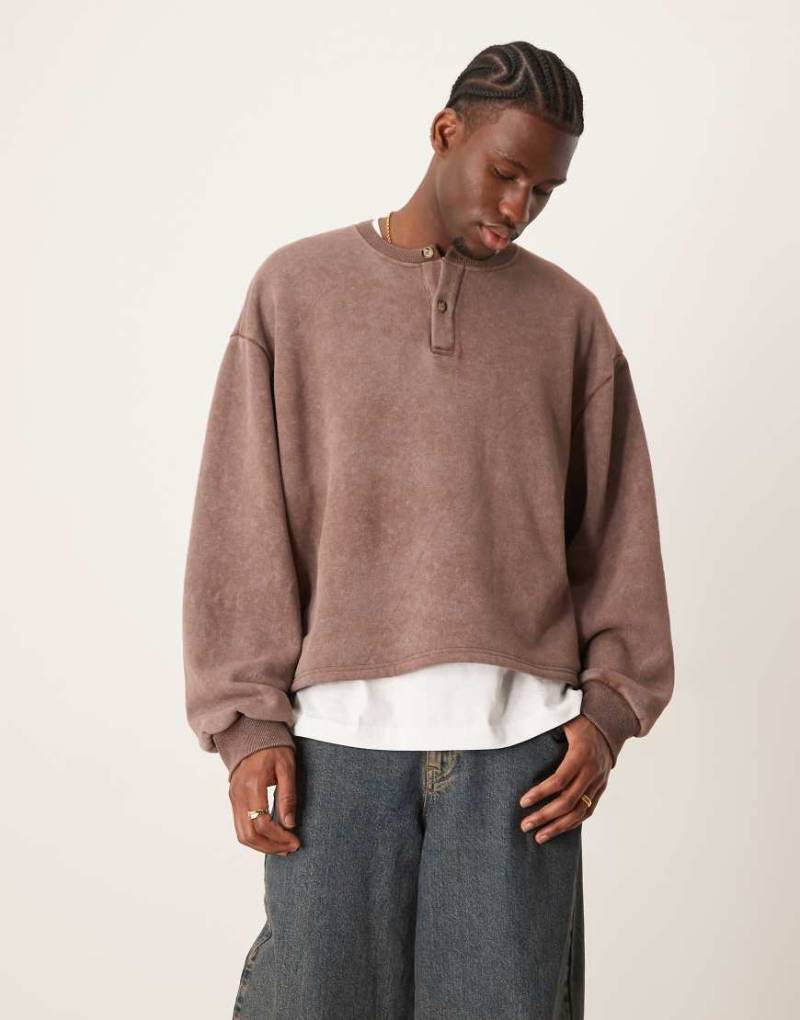ASOS DESIGN - Kastiger Oversize-Pullover in verwaschenem Braun mit Henley-Kragen und überschnittenen Schultern von ASOS DESIGN