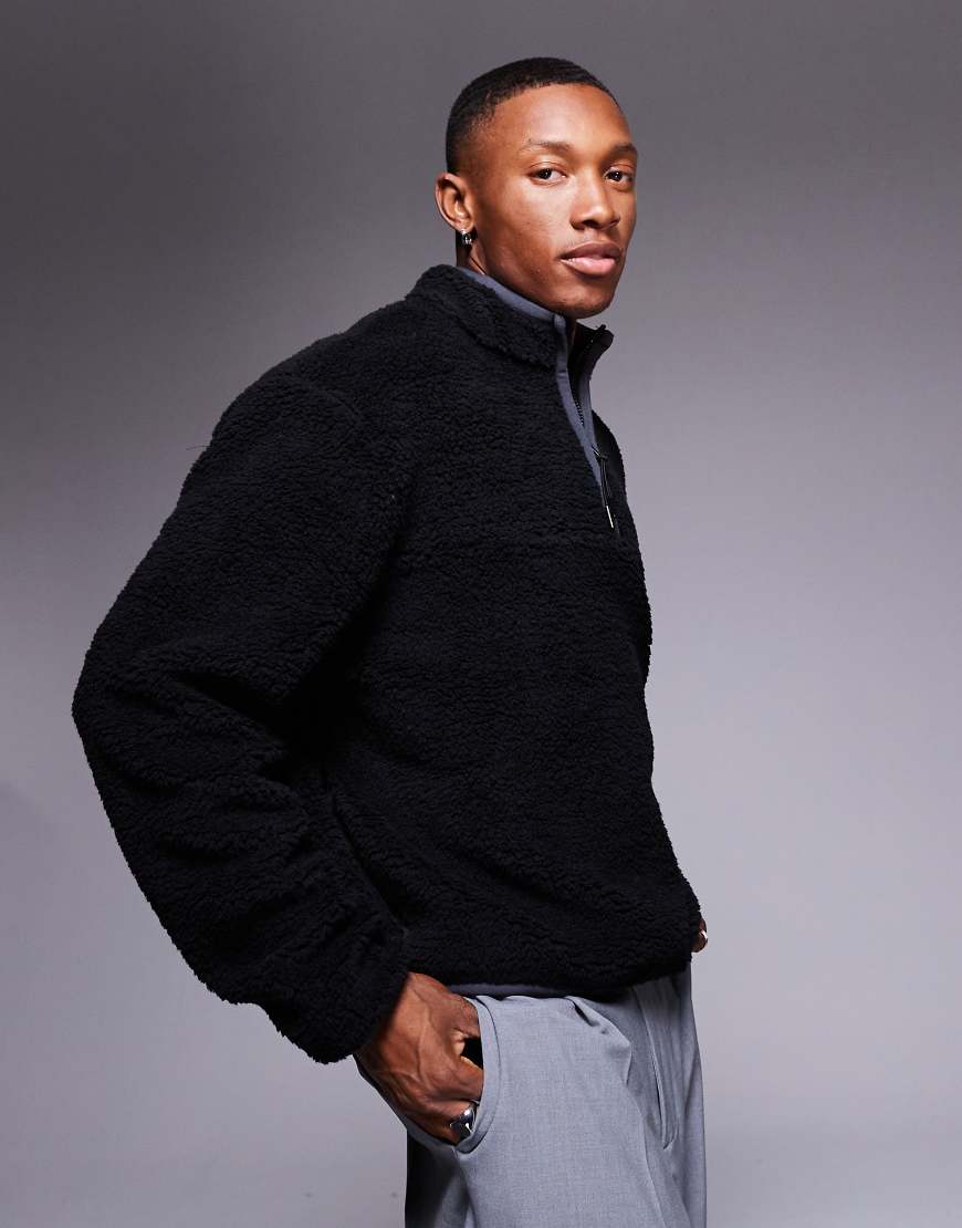 ASOS DESIGN - Boxy Fit Oversize-Sweatshirt in Schwarz aus Teddystoff mit kurzem Reißverschluss von ASOS DESIGN