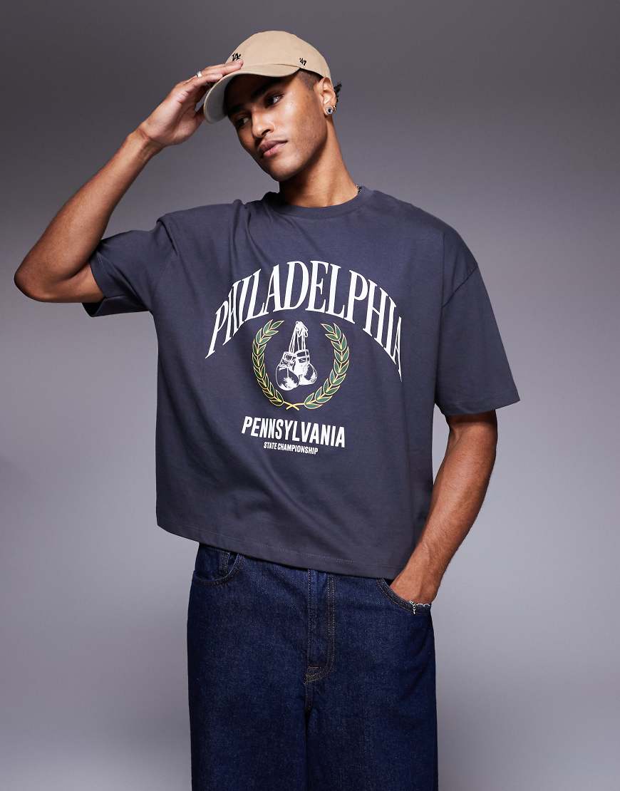 ASOS DESIGN - Boxy Fit Oversize-T-Shirt in Anthrazit mit Sport-Print-Grau ASOS DESIGN - Boxy Fit Oversize-T-Shirt in Anthrazit mit Sport-Print-Grau von ASOS DESIGN