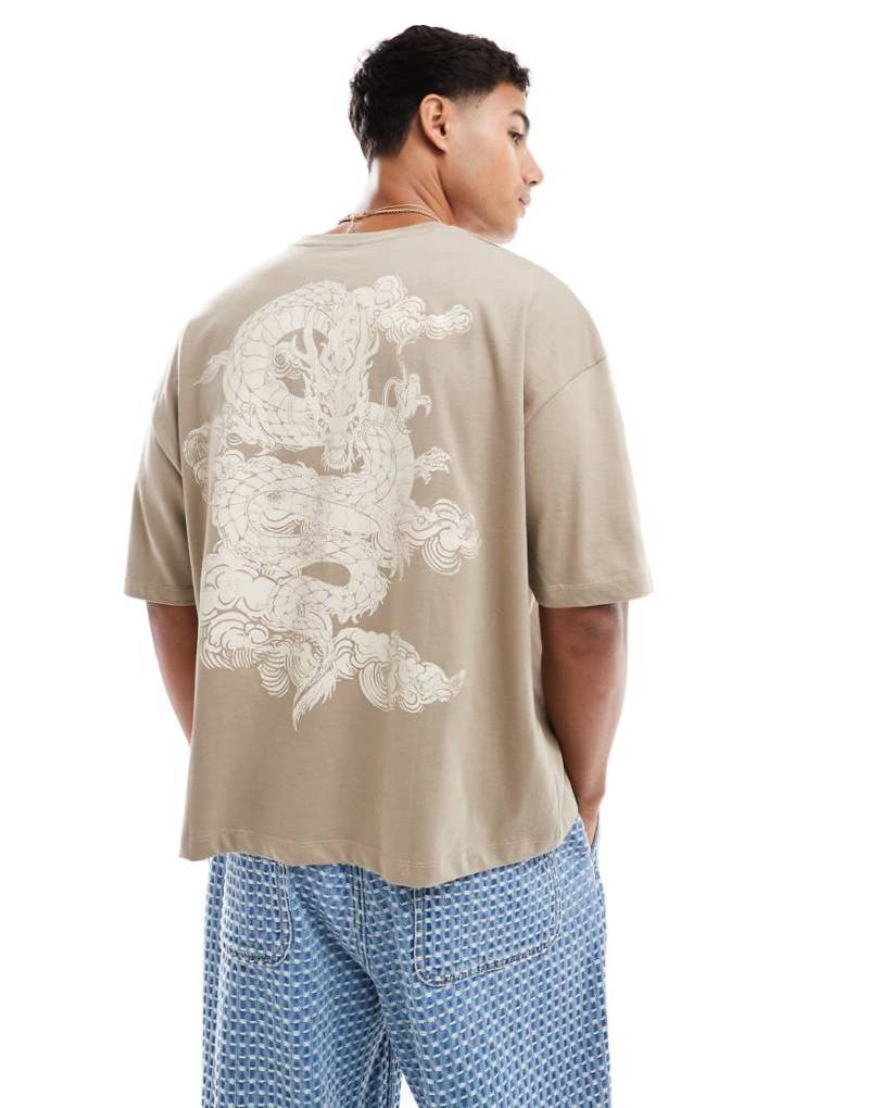 ASOS DESIGN - Boxy Fit Oversize-T-Shirt in Beige mit Drachen-Grafik-Neutral von ASOS DESIGN