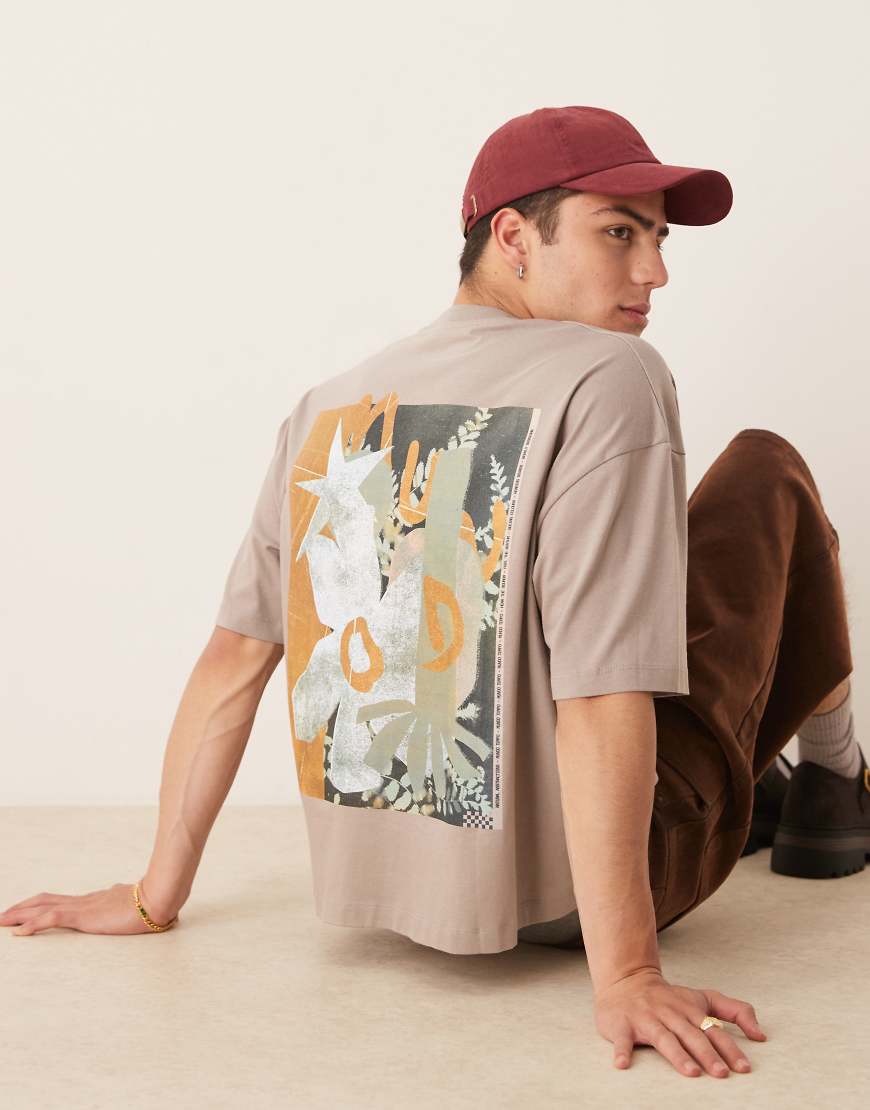 ASOS DESIGN - Boxy Fit Oversize-T-Shirt in Braun mit abstrakter Grafik ASOS DESIGN - Boxy Fit Oversize-T-Shirt in Braun mit abstrakter Grafik von ASOS DESIGN