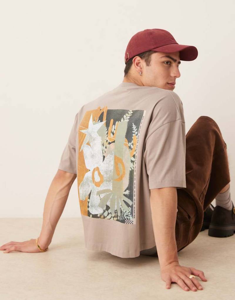 ASOS DESIGN - Boxy Fit Oversize-T-Shirt in Braun mit abstrakter Grafik von ASOS DESIGN