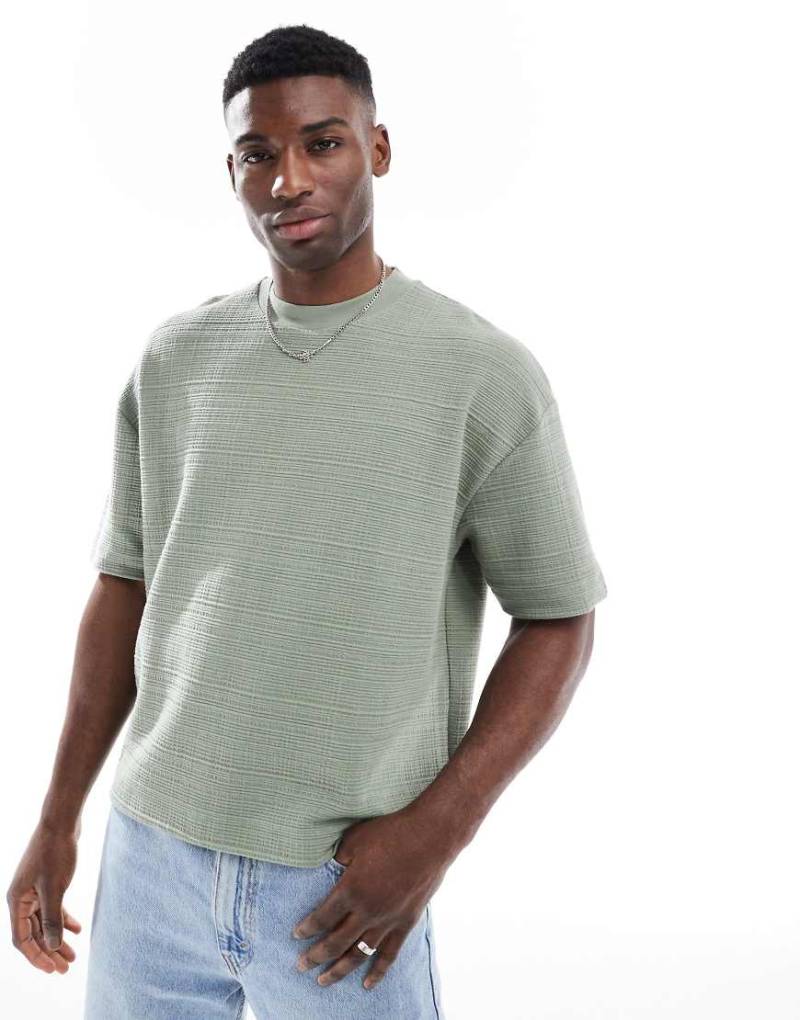 ASOS DESIGN - Strukturiertes, kastiges Oversize-T-Shirt in Khaki mit überschnittenen Schultern-Grün von ASOS DESIGN
