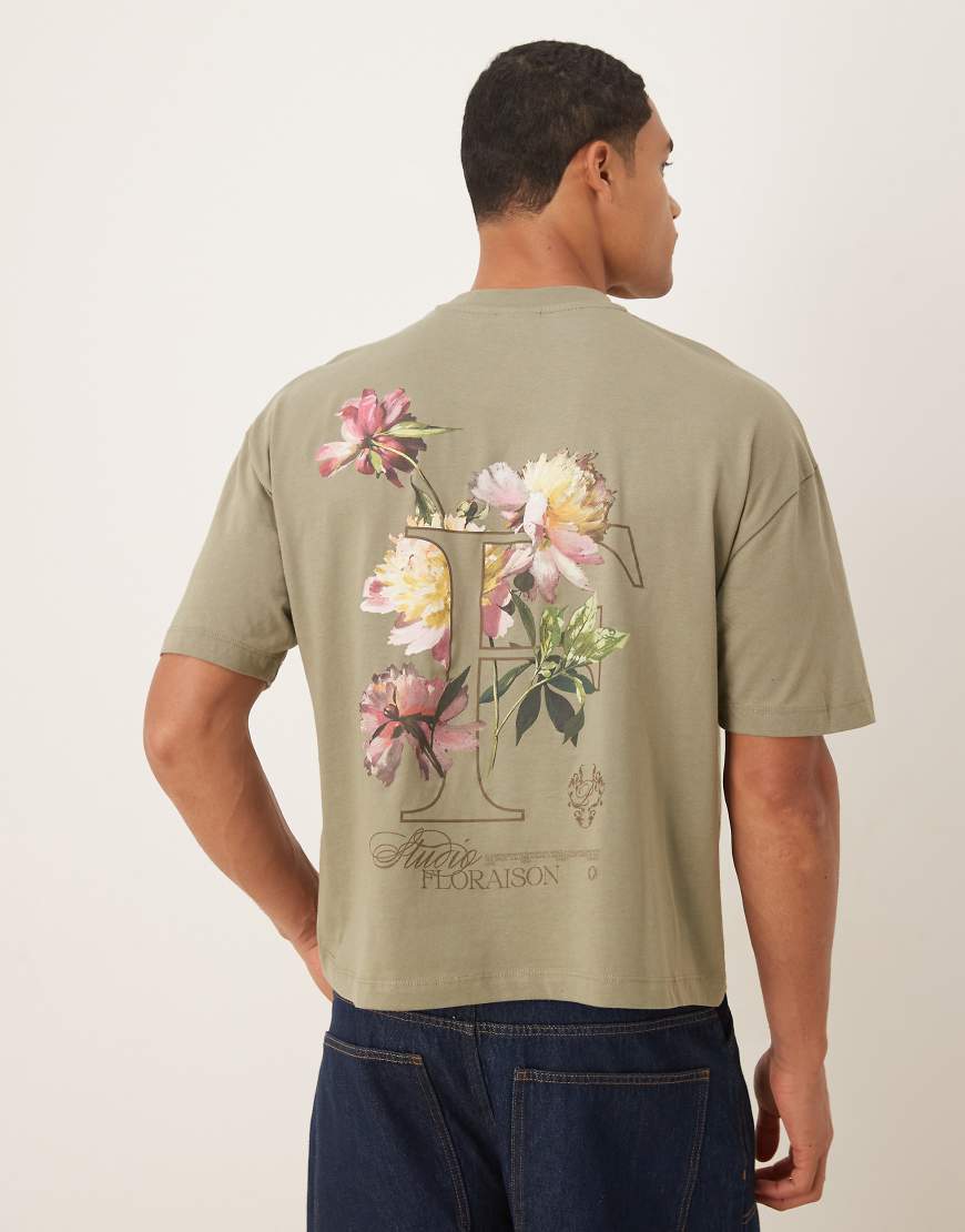 ASOS DESIGN - Boxy Fit Oversize-T-Shirt in hellem Khaki mit Blumen- und Textprint-Grün von ASOS DESIGN