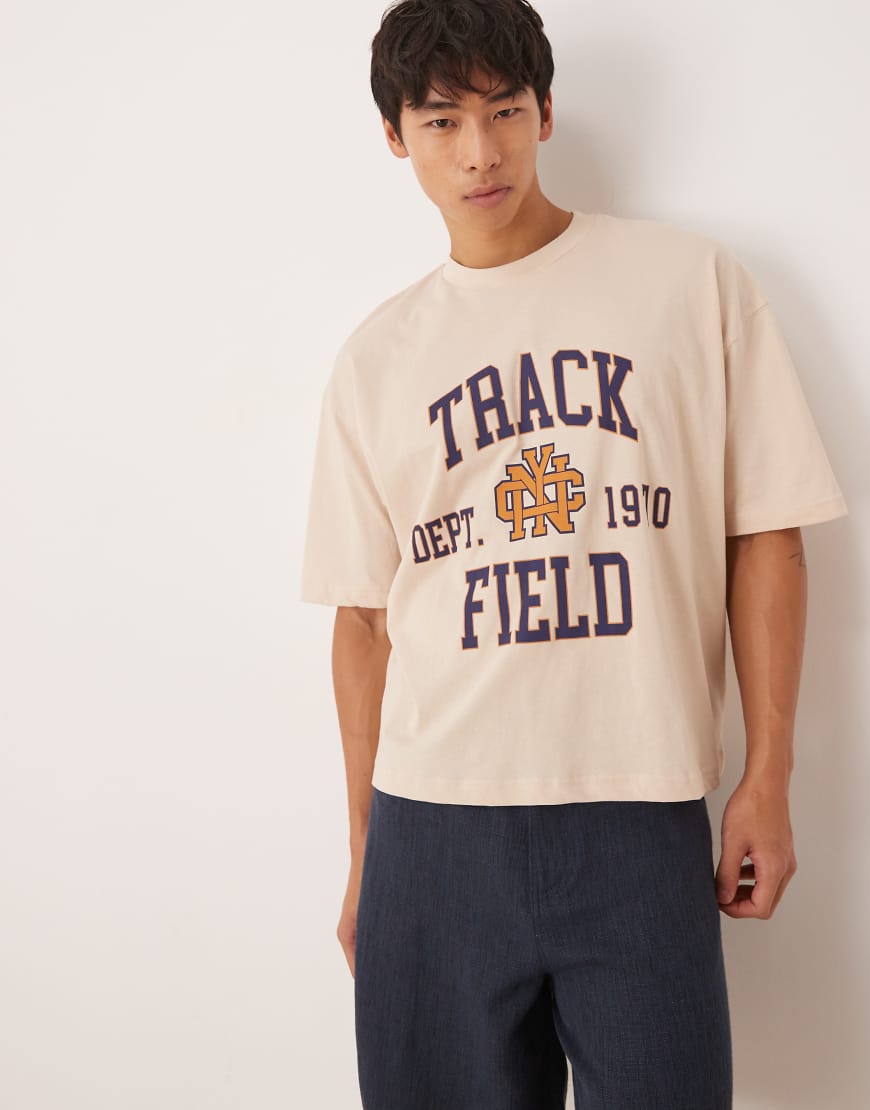 ASOS DESIGN - Boxy Fit Oversize-T-Shirt in neutraler Farbe mit College-Grafiken ASOS DESIGN - Boxy Fit Oversize-T-Shirt in neutraler Farbe mit College-Grafiken von ASOS DESIGN