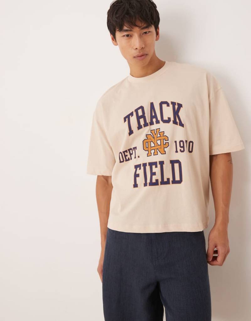 ASOS DESIGN - Boxy Fit Oversize-T-Shirt in neutraler Farbe mit College-Grafiken von ASOS DESIGN
