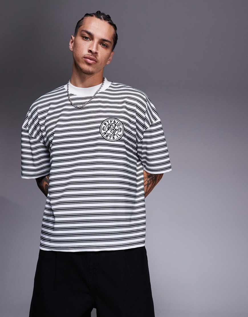ASOS DESIGN - Boxy Fit Oversize-T-Shirt mit Streifen in Schwarz-Weiß, überschnittenen Schultern und Bruststickerei-Bunt von ASOS DESIGN