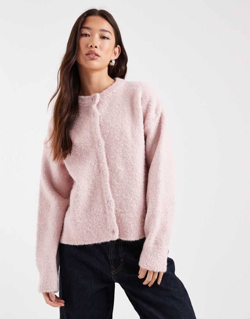 ASOS DESIGN - Boxy-Fit-Strickjacke aus rosa Bouclé von ASOS DESIGN