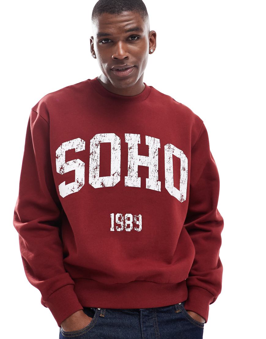 ASOS DESIGN - Boxy-Fit-Sweatshirt im Oversize-Schnitt, in Burgunderrot mit verblasstem City-Print ASOS DESIGN - Boxy-Fit-Sweatshirt im Oversize-Schnitt, in Burgunderrot mit verblasstem City-Print von ASOS DESIGN