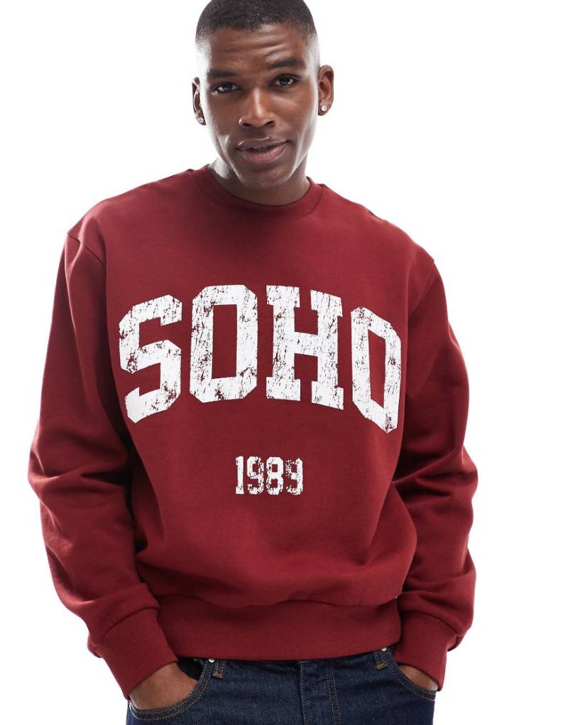 ASOS DESIGN - Boxy-Fit-Sweatshirt im Oversize-Schnitt, in Burgunderrot mit verblasstem City-Print von ASOS DESIGN