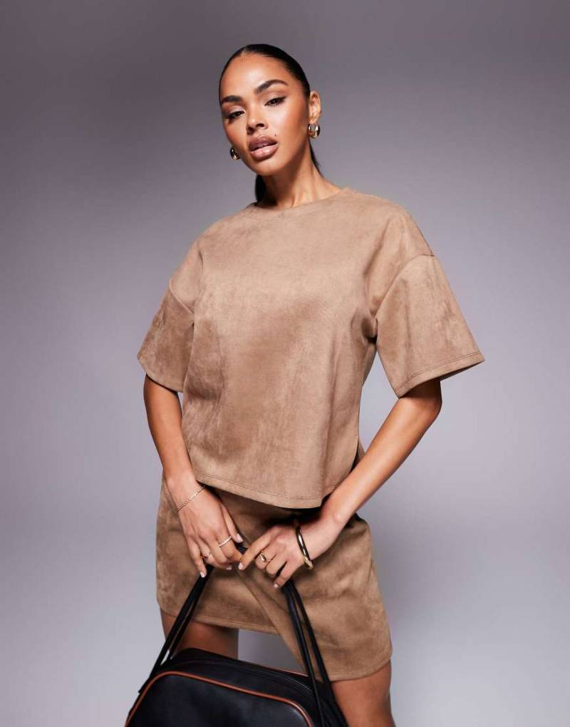 ASOS DESIGN - Kastiges T-Shirt aus Wildlederimitat in Tabakbraun, Kombiteil-Brown von ASOS DESIGN