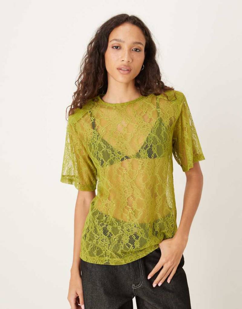 ASOS DESIGN - Boxy-Fit-T-Shirt in Oliv aus transparenter Spitze mit Schulterpolstern-Grün von ASOS DESIGN