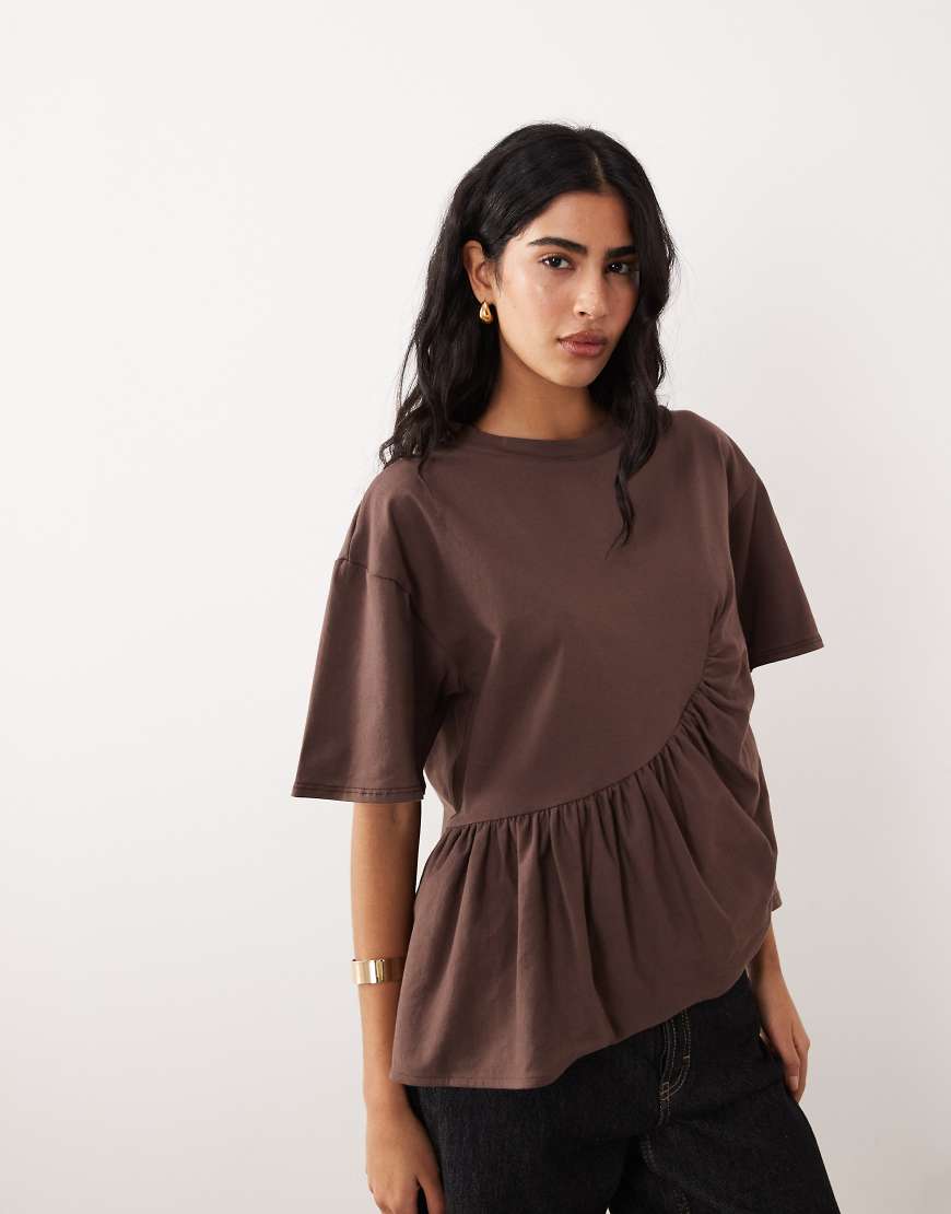 ASOS DESIGN - Boxy-Fit-T-Shirt in Schokobraun mit asymmetrischem Schößchensaum-Brown von ASOS DESIGN