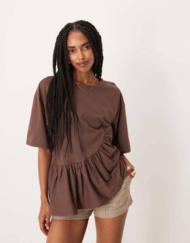 ASOS DESIGN - Boxy-Fit-T-Shirt in Schokobraun mit asymmetrischem Schößchensaum von ASOS DESIGN