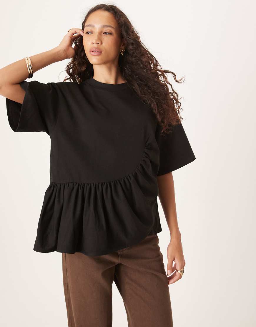 ASOS DESIGN - Boxy-Fit-T-Shirt in Schwarz mit asymmetrischem Schößchensaum von ASOS DESIGN