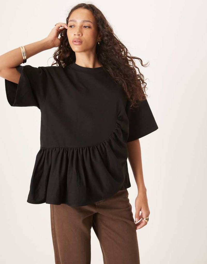 ASOS DESIGN - Boxy-Fit-T-Shirt in Schwarz mit asymmetrischem Schößchensaum von ASOS DESIGN