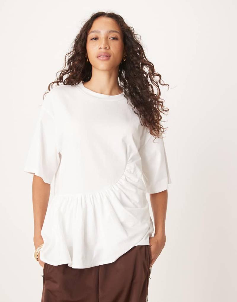 ASOS DESIGN - Boxy-Fit-T-Shirt in Weiß mit asymmetrischem Schößchensaum von ASOS DESIGN